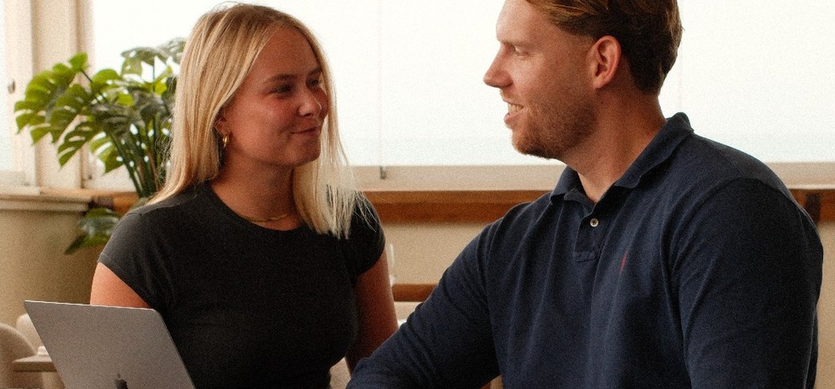 Anne-Roos en Demi van Link2Talent in overleg
