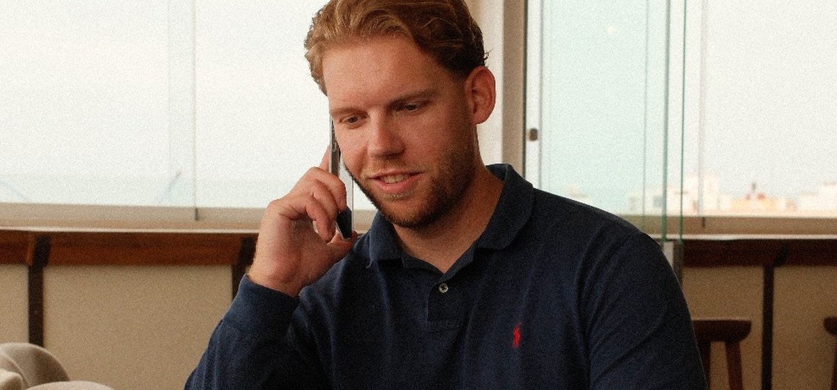 Demi van Link2Talent aan de telefoon