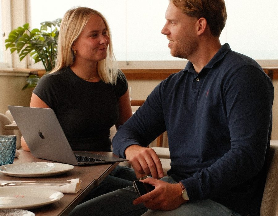 Anne-Roos en Demi, de twee oprichters van Link2Talent, aan het werk