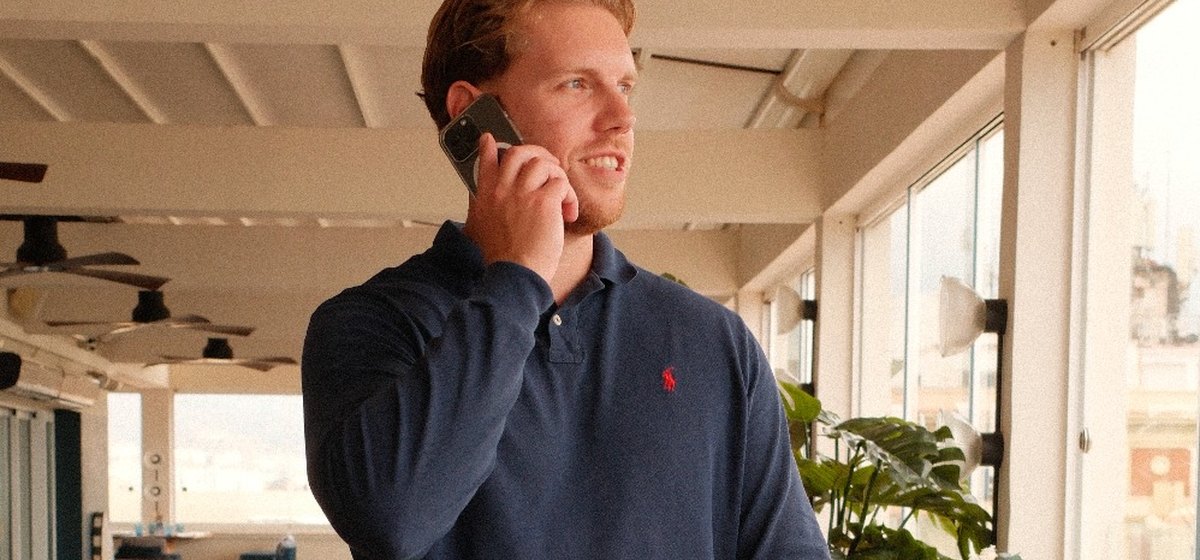 Demi van Link2Talent aan de telefoon